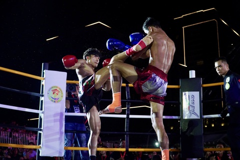 'Độc cô cầu bại' Duy Nhất hạ võ sĩ Thái Lan đoạt đai Muay quốc tế - Ảnh 3. Duy Nhất (trái) chủ động tấn công - Ảnh: N.T