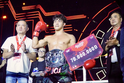 'Độc cô cầu bại' Duy Nhất hạ võ sĩ Thái Lan đoạt đai Muay quốc tế - Ảnh 1. Duy Nhất đoạt đai vô địch IPCC - Ảnh: N.T