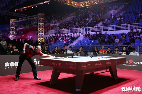 Trận đấu biểu diễn của tay cơ huyền thoại Efren Reyes thu hút đông đảo khán giả tại Hanoi Open Pool Championship 2023 - Ảnh: HOÀNG TÙNG Trận đấu biểu diễn của tay cơ huyền thoại Efren Reyes thu hút đông đảo khán giả tại Hanoi Open Pool Championship 2023 - Ảnh: HOÀNG TÙNG