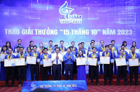 Trao giải thưởng 15 tháng 10 cho 82 cán bộ Hội tiêu biểu - Ảnh 2. Trao giải thưởng "15 tháng 10" cho 82 cán bộ Hội có nhiều thành tích xuất sắc, tiêu biểu trên toàn quốc - Ảnh: LÂM HẢI