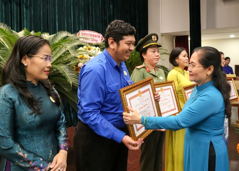 Bà Nguyễn Thị Lệ: Làm dự án phát triển phải đặt lợi ích người dân lên trên hết - Ảnh 1. Phó bí thư Thành ủy TP.HCM Nguyễn Thị Lệ trao bằng khen của UBND TP.HCM cho các tập thể có thành tích xuất sắc trong phong trào thi đua Dân vận khéo năm 2023 - Ảnh: THẢO LÊ