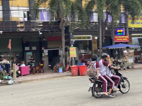 Học sinh cấp 2 vô tư đi xe máy - Ảnh 3. Học sinh Trường THCS H.V.N. (Bình Tân) chở tống ba trên xe trên 50cm³ - Ảnh: ANH THƯ