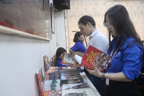 Nhắc nhớ về tuyến đường huyền thoại 1C của thế hệ thanh niên xung phong - Ảnh 3. Đoàn viên tham quan khu vực trưng bày sách tại tọa dàm - Ảnh: CẨM NƯƠNG