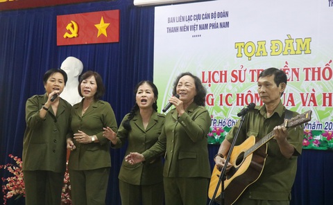 Nhắc nhớ về tuyến đường huyền thoại 1C của thế hệ thanh niên xung phong - Ảnh 1. Đại biểu tham dự biểu diễn văn nghệ nhớ về tình đồng đội gắn kết trên tuyến đường 1C - Ảnh: CẨM NƯƠNG