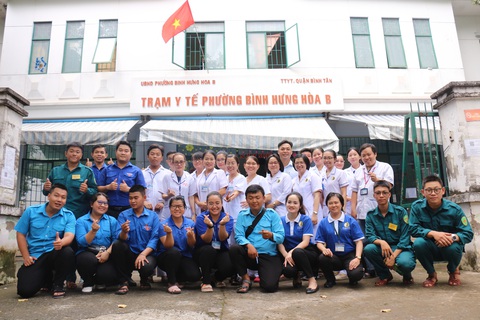 Đông đảo người cao tuổi, người nghèo ở TP.HCM được khám sức khỏe miễn phí - Ảnh 7. Đội ngũ nhân viên y tế của Viện Y dược học dân tộc TP.HCM và trạm y tế phường Bình Hưng Hòa B (quận Bình Tân) cùng đoàn viên, thanh niên phường Bình Hưng Hòa B tham gia chăm sóc, khám sức khỏe, tặng quà cho khoảng 200 người dân tại chương trình - Ảnh: Viện Y dược học dân tộc TP.HCM cung cấp