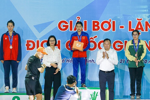 Kình ngư Nguyễn Thúy Hiền trên bục nhận huy chương vàng tại Giải bơi vô địch quốc gia 2023 - Ảnh: HOÀNG TUẤN Kình ngư Nguyễn Thúy Hiền trên bục nhận huy chương vàng tại Giải bơi vô địch quốc gia 2023 - Ảnh: HOÀNG TUẤN
