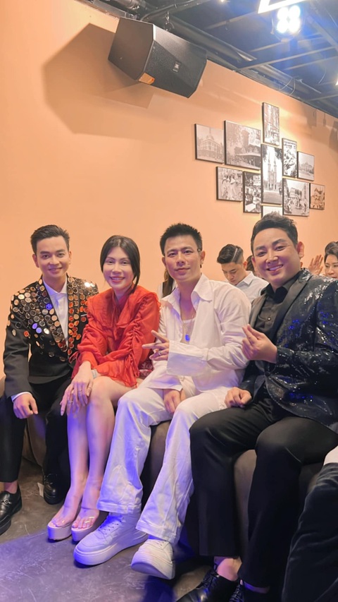 Liu Quốc Việt tái xuất sau 8 năm mất tích, giọng hát thế nào? - Ảnh 2. Ca sĩ Uyên Trang, MC Trần Anh Huy, ca sĩ Phạm Thái ủng hộ mini show Liu Quốc Việt (ngoài cùng bên trái)