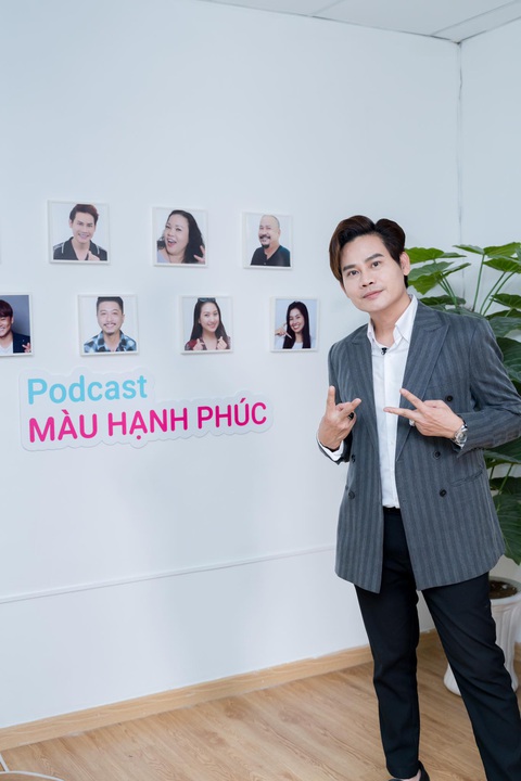 MC Hồng Phúc 'rủ' Hứa Minh Đạt đi nhậu trên... podcast - Ảnh 1. MC Hồng Phúc bên ảnh chụp khách mời podcast Màu hạnh phúc 2023