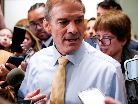 Dân biểu Jim Jordan trả lời phỏng vấn trong giờ nghỉ giải lao phiên họp ngày 13-10 của Đảng Cộng hòa - Ảnh: REUTERS Dân biểu Jim Jordan trả lời phỏng vấn trong giờ nghỉ giải lao phiên họp ngày 13-10 của Đảng Cộng hòa - Ảnh: REUTERS