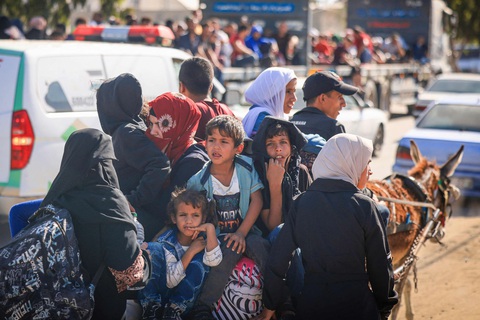 Gia đình người Palestine ở phía bắc Dải Gaza di tản về phía nam bằng xe ngựa - Ảnh: AFP Gia đình người Palestine ở phía bắc Dải Gaza di tản về phía nam bằng xe ngựa - Ảnh: AFP
