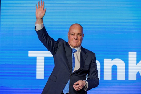 Cựu doanh nhân Christopher Luxon trở thành thủ tướng thứ 42 của New Zealand - Ảnh 1. Ông Christopher Luxon, lãnh đạo Đảng Quốc gia, vẫy tay chào những người ủng hộ tại Auckland (New Zealand) vào ngày 14-10 - Ảnh: REUTERS