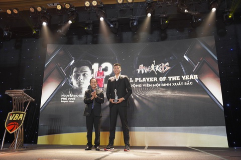 Saigon Heat áp đảo tại lễ tổng kết VBA Awards 2023 - Ảnh 4. Nguyễn Huỳnh Phú Vinh là Nội binh xuất sắc nhất VBA 2023 - Ảnh: VBA