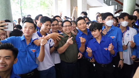 Thủ tướng: 'Từ đầu nhiệm kỳ tới nay đã đưa vào sử dụng 659km đường cao tốc' - Ảnh 3. Thủ tướng Phạm Minh Chính với các bạn trẻ Cần Thơ sau buổi tiếp xúc cử tri - Ảnh: TRUNG PHẠM