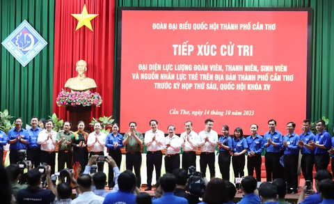 Thủ tướng: 'Từ đầu nhiệm kỳ tới nay đã đưa vào sử dụng 659km đường cao tốc' - Ảnh 2. Thủ tướng Phạm Minh Chính chụp ảnh lưu niệm với đoàn viên thanh niên TP Cần Thơ sau buổi tiếp xúc cử tri chiều 14-10 - Ảnh: CHÍ QUỐC