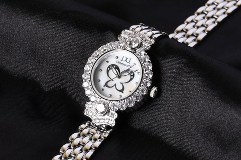 20-10 - Gấp đôi yêu thương - Ảnh 3. Đồng hồ Diamond D DM38445 với thiết kế sang trọng nhưng vẫn rất nhẹ nhàng, nữ tính với thiết kế họa tiết hình bướm trẻ trung kết hợp với mặt khảm trai và hàng kim cương nhân tạo