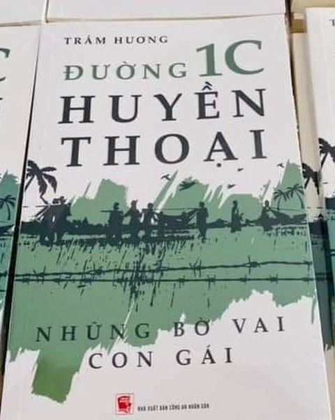 Tác phẩm Đường 1C huyền thoại - Những bờ vai con gái của nhà văn Trầm Hương cho người ta niềm cảm phục với sự hy sinh của những người con ưu tú của đất nước - Ảnh tư liệu Tác phẩm "Đường 1C huyền thoại - Những bờ vai con gái" của nhà văn Trầm Hương cho người ta niềm cảm phục với sự hy sinh của những người con ưu tú của đất nước - Ảnh tư liệu