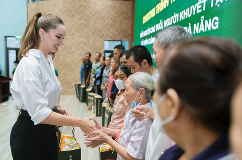 Hoa hậu Ba Lan trao quà cho người dân Hoa hậu Ba Lan trao quà cho người dân