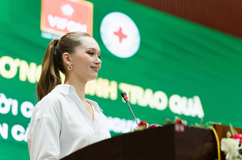 Hoa hậu Ba Lan trao kim cương cho người trúng thưởng và tặng 200 phần quà tại Đà Nẵng - Ảnh 5. Hoa hậu Ba Lan 2022 Aleksandra Klepaczka trong chuỗi hoạt động tại Đà Nẵng