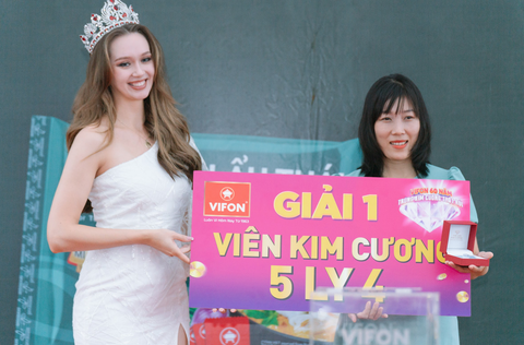 Hoa hậu Ba Lan trao kim cương cho người trúng thưởng và tặng 200 phần quà tại Đà Nẵng - Ảnh 1. Người trúng viên kim cương là chị Đào Thị Hoa, trú tại thôn An Kỳ, xã Tịnh Kỳ, Quảng Ngãi. Trước món quà giá trị này, chị Hoa không khỏi bất ngờ.