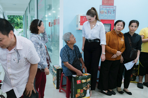 Hoa hậu Ba Lan thăm hỏi người dân ở quận Thanh Khê. Ảnh: BTC cung cấp Hoa hậu Ba Lan thăm hỏi người dân ở quận Thanh Khê - Ảnh: BTC cung cấp