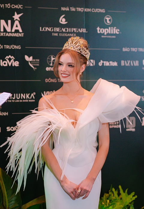 Hải Triều hở hết cỡ, khoe vẻ nữ tính trên thảm xanh Miss Earth Vietnam - Ảnh 5. Miss Earth Air Sheridan Sayer Mortlock nữ tính với đầm trắng trễ vai. Nàng hậu tự tin giao lưu với truyền thông