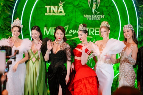 Hải Triều hở hết cỡ, khoe vẻ nữ tính trên thảm xanh Miss Earth Vietnam - Ảnh 2. Miss Earth Mina Sue Choi (ngoài cùng bên trái), Trương Ngọc Ánh - nhà sản xuất cuộc thi và Miss Earth Fire - Andrea Aguilera Arroyave, Miss Earth Air 2022 - Sheridan Sayer Mortlock và á hậu Thạch Thu Thảo (bên phải) tươi tắn mở màn thảm xanh