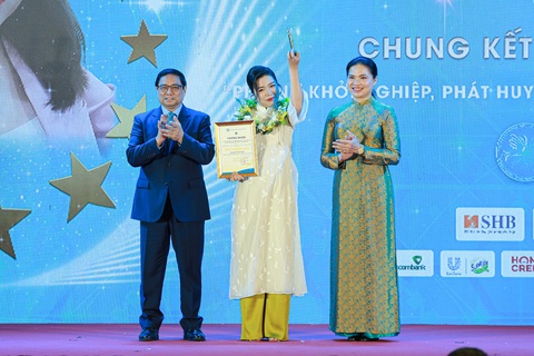 Thủ tướng Phạm Minh Chính và Chủ tịch Hội Liên hiệp Phụ nữ Việt Nam Hà Thị Nga trao giải đặc biệt trị giá 120 triệu đồng cho chị Hoàng Thị Thùy Linh (Vĩnh Phúc). Chị Linh nhận vinh dự trên nhờ dự án Ứng dụng công nghệ cao vào sản xuất và phát triển sữa gạo lứt hữu cơ - Ảnh: HÀ QUÂN Thủ tướng Phạm Minh Chính và Chủ tịch Hội Liên hiệp Phụ nữ Việt Nam Hà Thị Nga trao giải đặc biệt trị giá 120 triệu đồng cho chị Hoàng Thị Thùy Linh (Vĩnh Phúc). Chị Linh nhận vinh dự trên nhờ dự án Ứng dụng công nghệ cao vào sản xuất và phát triển sữa gạo lứt hữu cơ - Ảnh: HÀ QUÂN