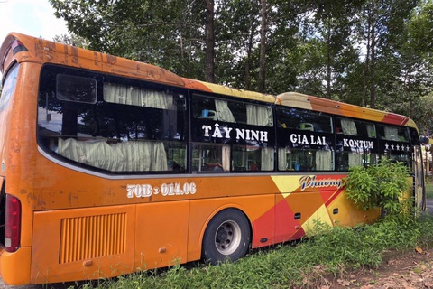Tạm giữ xe khách chở hóa chất nghi thuốc bảo vệ thực vật lậu - Ảnh 3. Xe khách chở hóa chất nghi thuốc bảo vệ thực vật nhập lậu bị tạm giữ - Ảnh: AN BÌNH