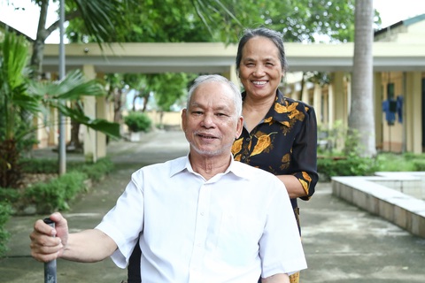 45 năm trọn một chữ "thương" - Ảnh 1. Bà Bích bên ông Luân - mối tình vượt thời gian, nồng ấm sau gần nửa thế kỷ khiến điều dưỡng, y bác sĩ ở Trung tâm Điều dưỡng thương binh Thuận Thành ai cũng thán phục - Ảnh: HÀ QUÂN