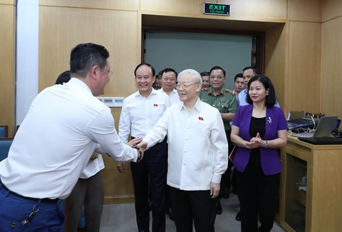 Tổng bí thư: 'Cứ cậy mình là cán bộ cấp trên đi xuống hạnh họe với dân là không được' - Ảnh 3. Tổng bí thư Nguyễn Phú Trọng bắt tay cử tri tham gia buổi tiếp xúc - Ảnh: GIA HÂN