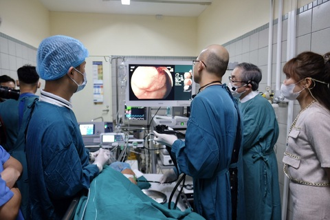 Chuyên gia Nhật Bản chia sẻ kinh nghiệm thực hiện kỹ thuật nội soi tại Bệnh viện Bạch Mai - Ảnh: BVCC Chuyên gia Nhật Bản chia sẻ kinh nghiệm thực hiện kỹ thuật nội soi tại Bệnh viện Bạch Mai - Ảnh: BVCC
