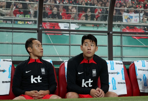 Truyền thông Hàn Quốc và Tottenham ‘đối đầu’ vì trận đấu của Việt Nam - Ảnh 1. Son Heung Min (phải) ngồi dự bị trận Hàn Quốc thắng Tunisia - Ảnh: REUTERS