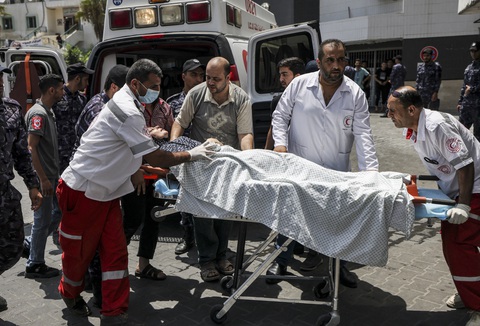 Người bị thương được đưa vào bệnh viện Shifa ở Gaza - Ảnh: AFP Người bị thương được đưa vào Bệnh viện Shifa ở Gaza - Ảnh: AFP