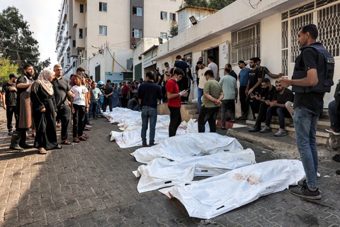 Thi thể đặt bên ngoài nhà xác bệnh viện Shifa ở Gaza ngày 12-10 - Ảnh: AFP Thi thể đặt bên ngoài nhà xác Bệnh viện Shifa ở Gaza ngày 12-10 - Ảnh: AFP