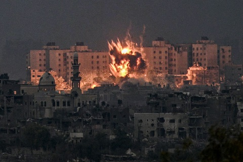 Một tòa nhà bị tấn công ở phía bắc Gaza ngày 14-10 - Ảnh: AFP Một tòa nhà bị tấn công ở phía bắc Gaza ngày 14-10 - Ảnh: AFP