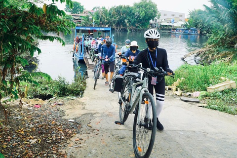Mẹ và con và những chiếc xe đạp - Ảnh 1. Một chuyến du khảo bằng xe đạp của nhóm Saigon Morning Ride - Ảnh: HUỲNH VY