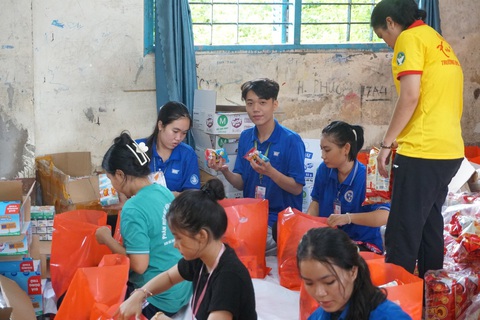 120 sinh viên, giảng viên đưa 'Hoa nhân ái' về vùng sâu - Ảnh 3. Chuẩn bị quà cho các học sinh vùng sâu - Ảnh: H.A.