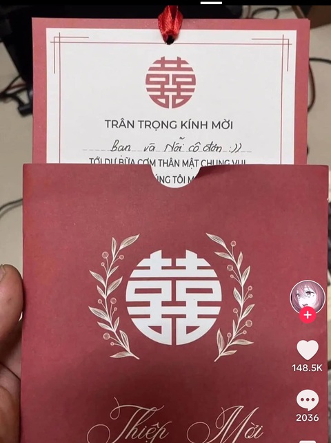Ảnh vui 15-10: Công dụng của lỗ tròn trên ghế nhựa - Ảnh 4. Này thì bạn thân...