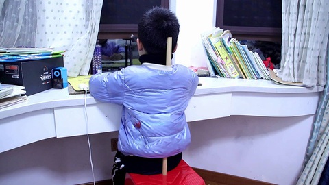 Ảnh vui 15-10: Công dụng của lỗ tròn trên ghế nhựa - Ảnh 1. Tôi cũng không ngờ cái lỗ tròn này lại thú vị đến vậy!