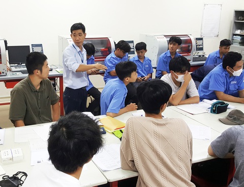 Lương giảng viên cao đẳng, trung cấp thay đổi, cao nhất 14,4 triệu/tháng - Ảnh 1. Lương giảng viên, giáo viên trường nghề sẽ có sự thay đổi. Trong ảnh là giảng viên tại Trường cao đẳng Kỹ thuật Cao Thắng - Ảnh: TRỌNG NHÂN