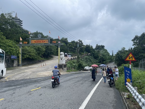 Hạn chế lên bán đảo Sơn Trà vì có đá 'mồ côi' rơi - Ảnh 2. Chốt chặn hạn chế người dân lên núi Sơn Trà - Ảnh: MINH HẢI