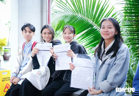 Các tân sinh viên Quảng Nam - Đà Nẵng vui mừng khoe hồ sơ mở tài khoản nhận học bổng - Ảnh: TẤN LỰC Các tân sinh viên Quảng Nam - Đà Nẵng vui mừng khoe hồ sơ mở tài khoản nhận học bổng - Ảnh: TẤN LỰC