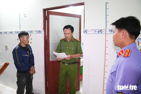 Tạm giữ người đàn ông cho vay lãi nặng, lãi suất 300%/ năm - Ảnh 1. Cơ quan điều tra đang tống đạt các quyết định tố tụng với ông Tìu - Ảnh: HỒ GIANG