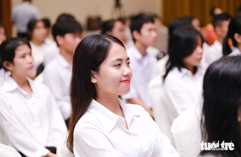 Tân sinh viên Trường Đại học Quảng Nam BLúp Lưu tại lễ trao học bổng - Ảnh: TẤN LỰC Tân sinh viên Trường Đại học Quảng Nam BLúp Lưu tại lễ trao học bổng - Ảnh: TẤN LỰC