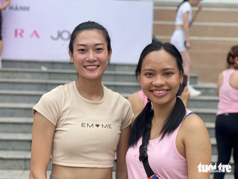 Hơn 700 phụ nữ tham gia đồng diễn Aerobic mừng Ngày phụ nữ Việt Nam - Ảnh 3. Vận động viên Lê Tú Chinh (trái) được vinh danh là một trong mười "Công dân trẻ tiêu biểu TP.HCM 2016" - Ảnh: THÁI THÁI