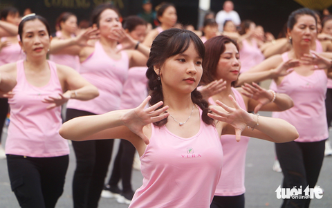 Hơn 700 phụ nữ tham gia đồng diễn Aerobic mừng Ngày phụ nữ Việt Nam - Ảnh 4. Bạn Nguyễn Thị Bình Nguyên (19 tuổi, Vĩnh Long) tham gia đồng diễn vào sáng 15-10 - Ảnh: THÁI THÁI
