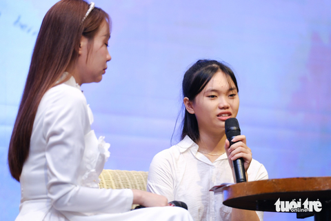 Em Ngô Thị Ngọc Hòa, tân sinh viên mồ côi cả cha lẫn mẹ chia sẻ về hoàn cảnh gia đình - Ảnh: TẤN LỰC Bạn Ngô Thị Ngọc Hòa, tân sinh viên mồ côi cả cha lẫn mẹ, chia sẻ về hoàn cảnh gia đình - Ảnh: TẤN LỰC