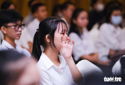 Các tân sinh viên xúc động khi được xem phóng sự về những hoàn cảnh vượt khó vươn lên - Ảnh: TẤN LỰC Các tân sinh viên xúc động khi được xem phóng sự về những hoàn cảnh vượt khó vươn lên - Ảnh: TẤN LỰC