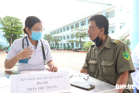 khám sức khỏe miễn phí - Ảnh 2. Ông La Thành Nhơn - tổ trưởng bảo vệ dân phố phường 5, quận 8 - được bác sĩ CKI Trần Thư Trang (Viện Y dược học dân tộc TP.HCM) thông báo bị huyết áp cao. Ông Nhơn cho biết sức khỏe trước nay ổn định, qua khám dịp này phát hiện mình bị huyết áp cao - Ảnh: X.MAI
