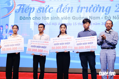 Ban tổ chức học bổng Tiếp sức đến trường quyết định trao 4 suất học bổng đặc biệt trị giá 50 triệu đồng cho các tân sinh viên đặc biệt khó khăn - Ảnh: TẤN LỰC Ban tổ chức học bổng Tiếp sức đến trường quyết định trao 4 suất học bổng đặc biệt trị giá 50 triệu đồng cho các tân sinh viên đặc biệt khó khăn - Ảnh: TẤN LỰC